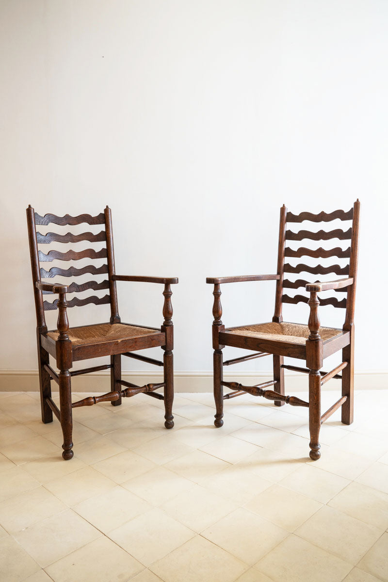 Paire de fauteuils en chêne et assise paillée