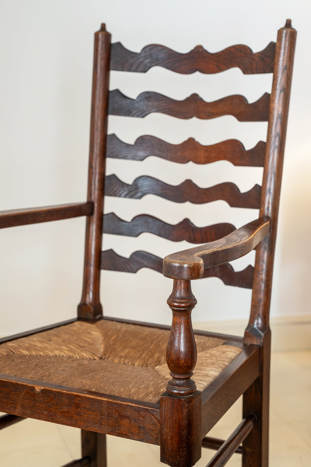 Paire de fauteuils en chêne et assise paillée