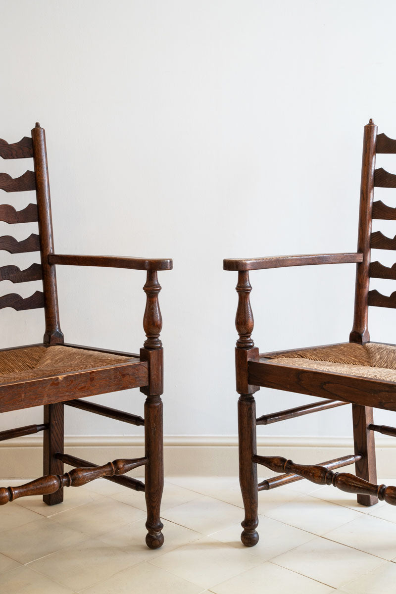 Paire de fauteuils en chêne et assise paillée