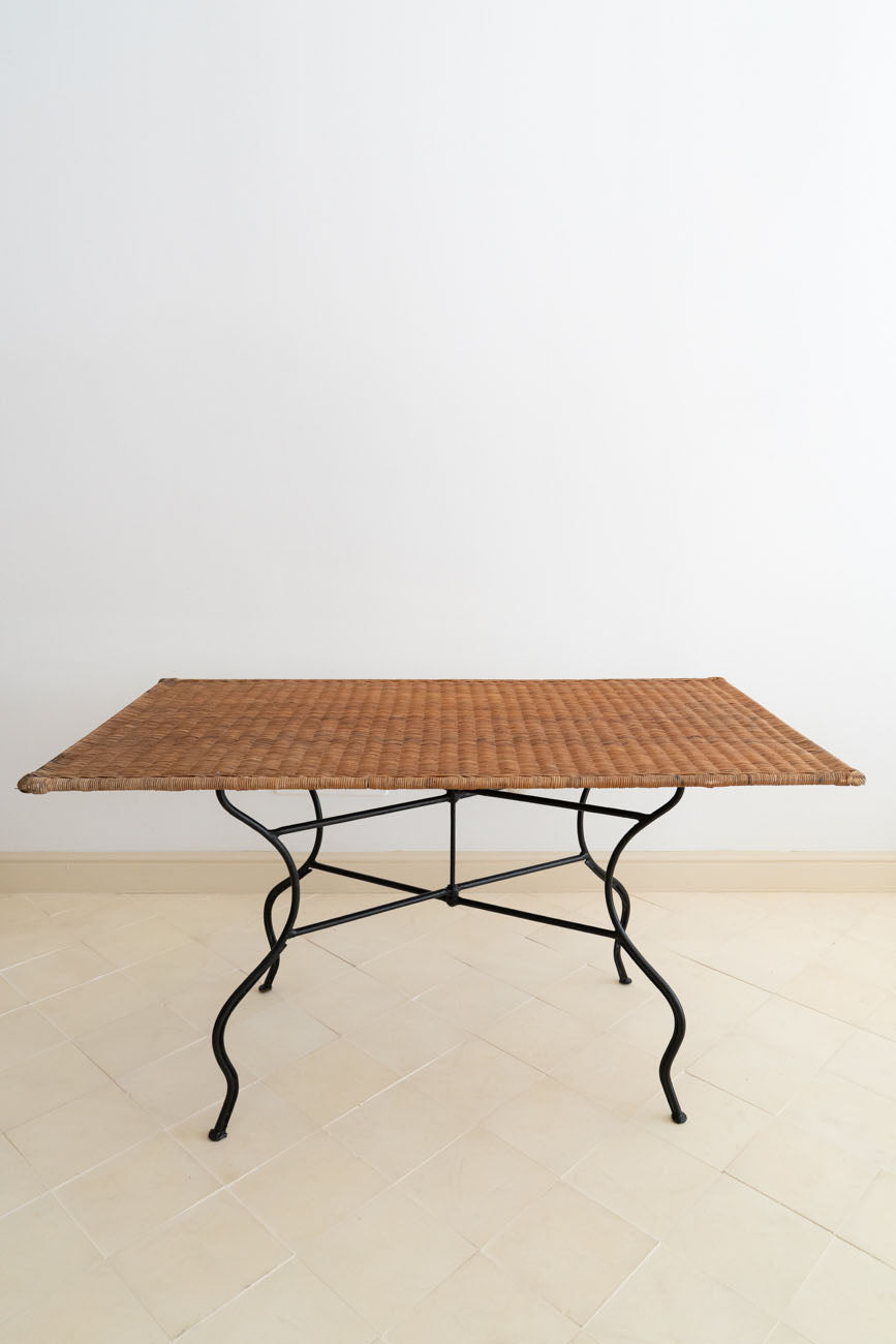 Mesa de ratán y hierro forjado