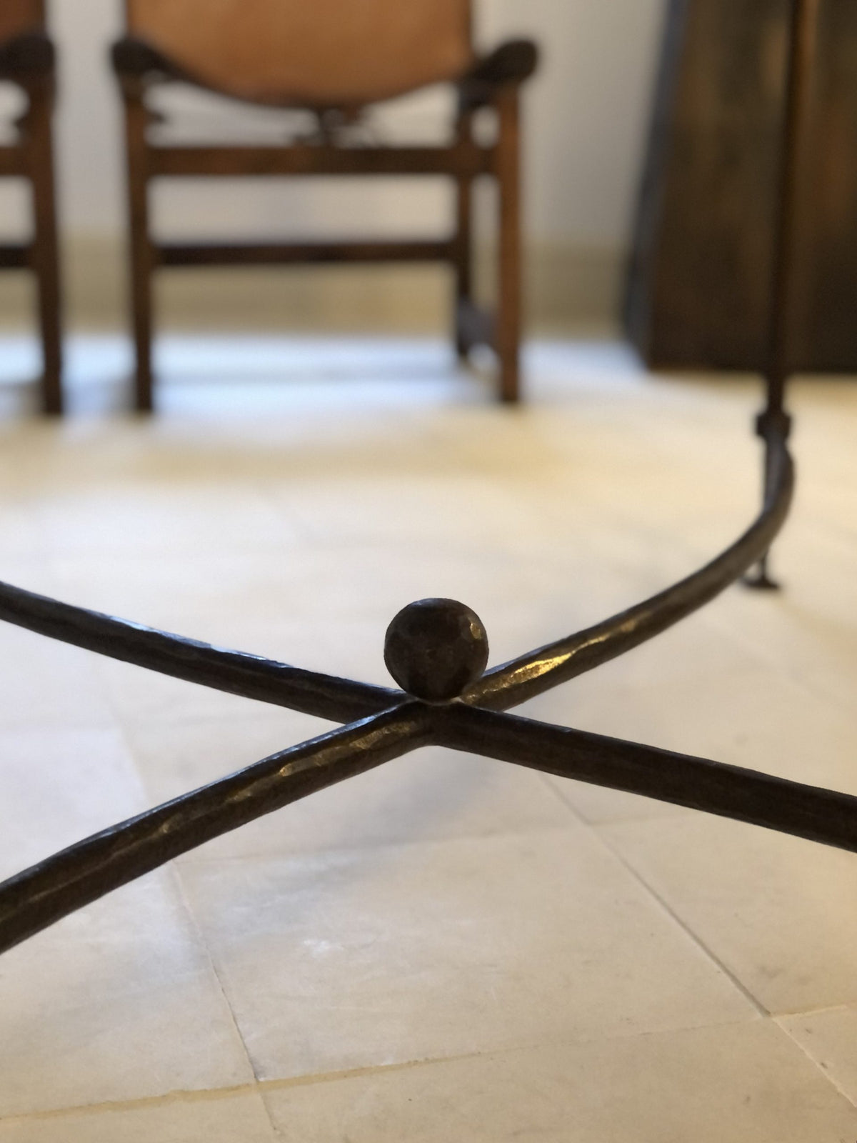 Mesa de café de hierro forjado y sobre de piedra