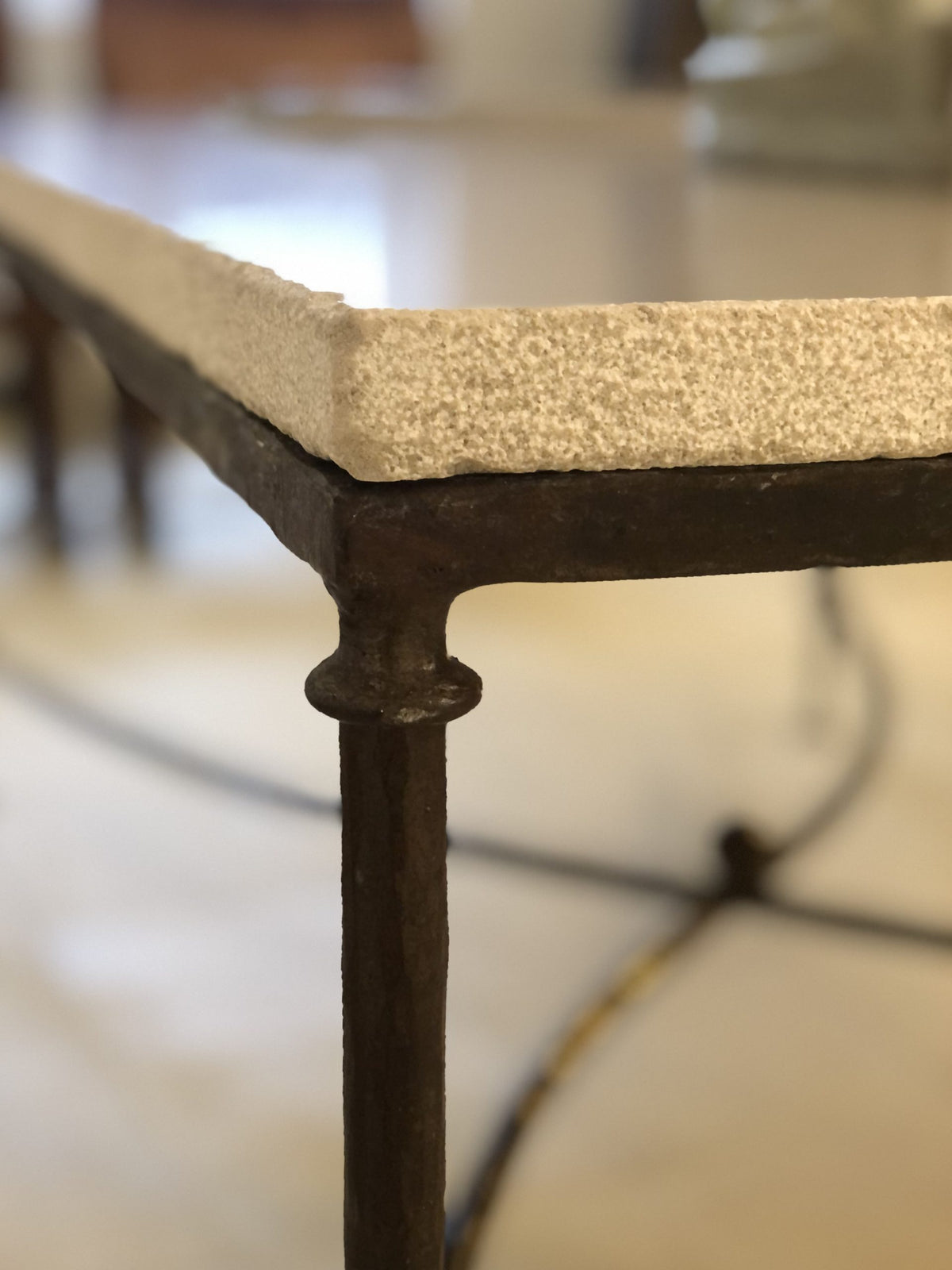 Mesa de café de hierro forjado y sobre de piedra