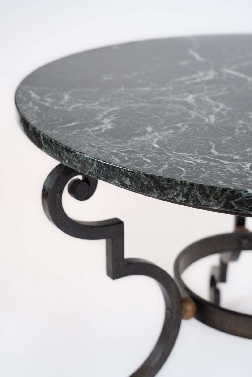 Mesa auxiliar de hierro forjado y sobre de mármol verde