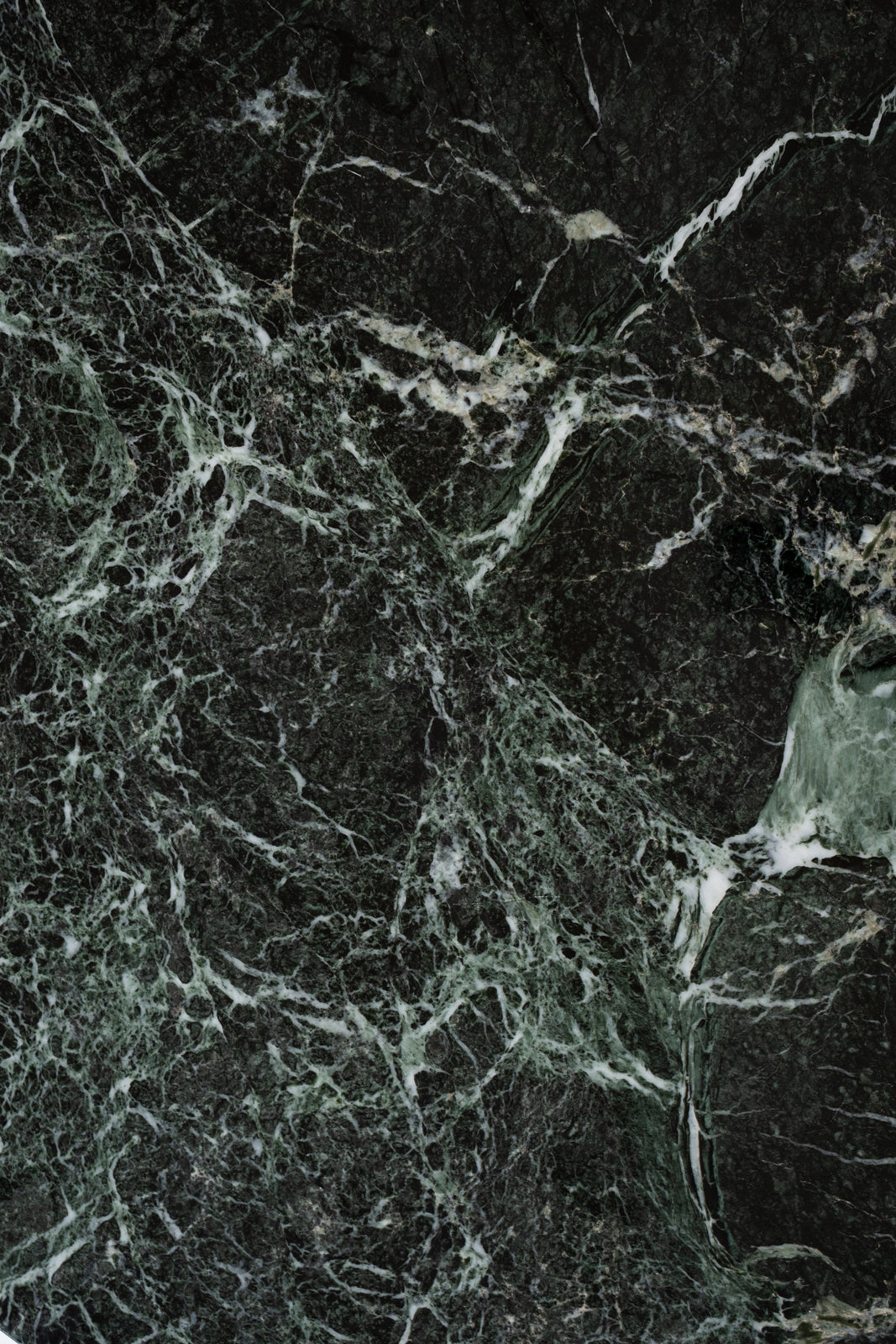 Mesa auxiliar de hierro forjado y sobre de mármol verde