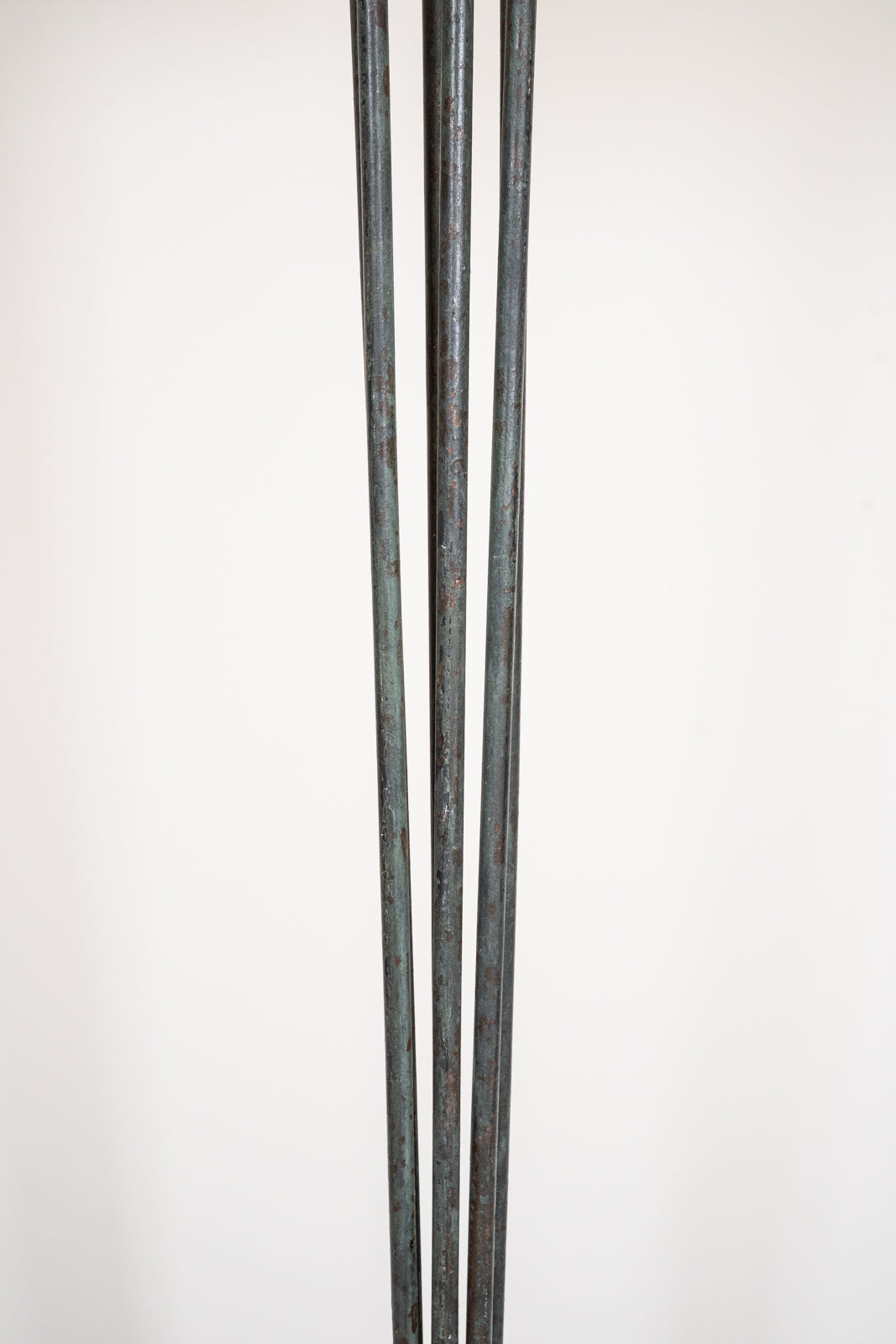 Lampadaire tripode en fer forgé