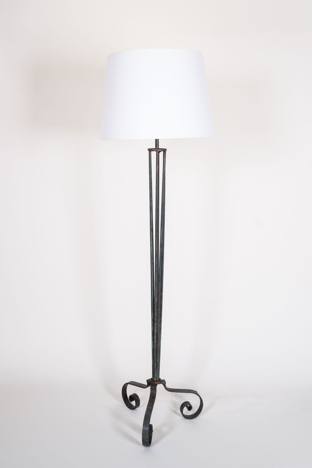 Lampadaire tripode en fer forgé