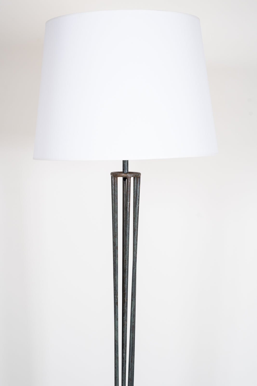 Lampadaire tripode en fer forgé
