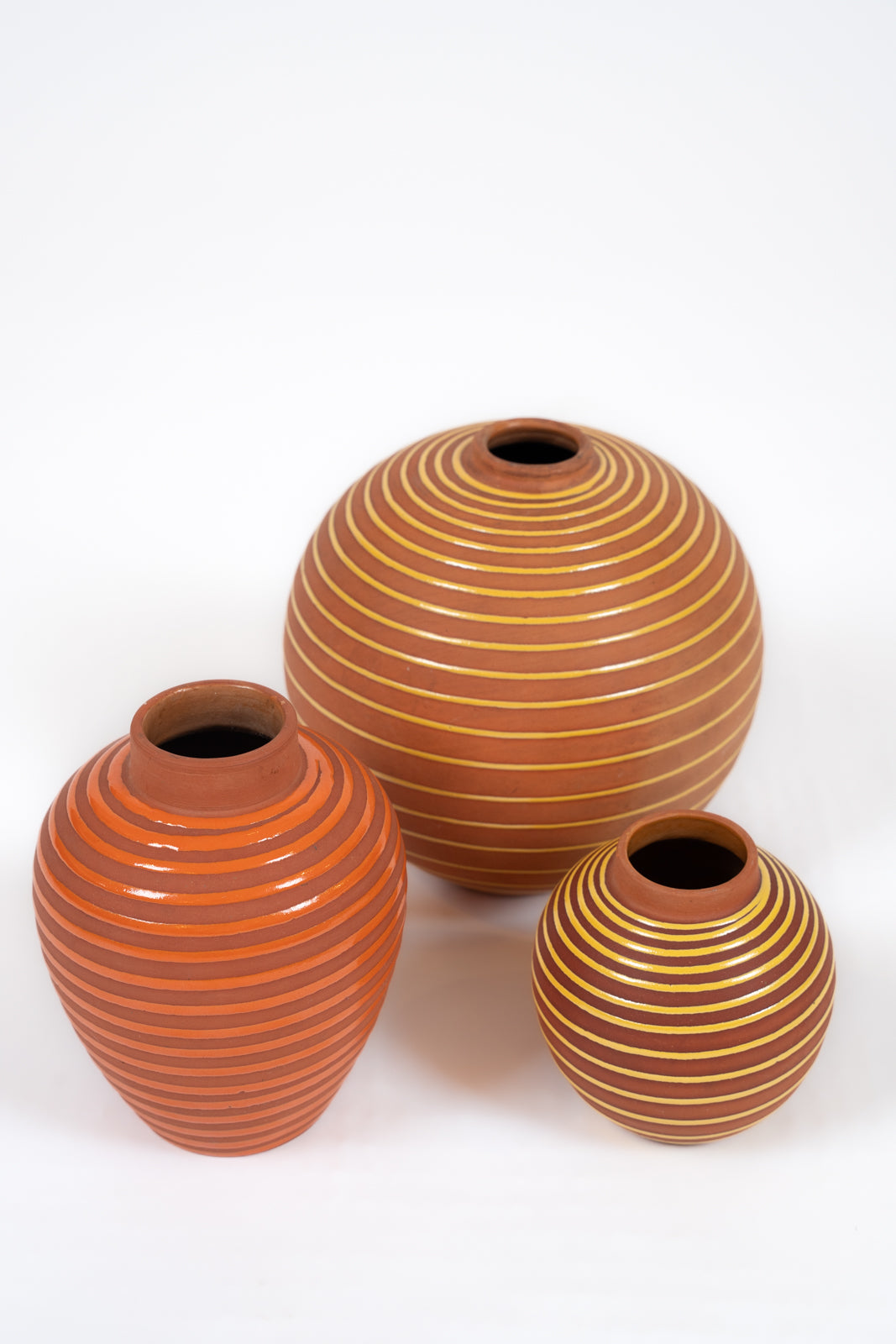 Trois vases boule en céramique