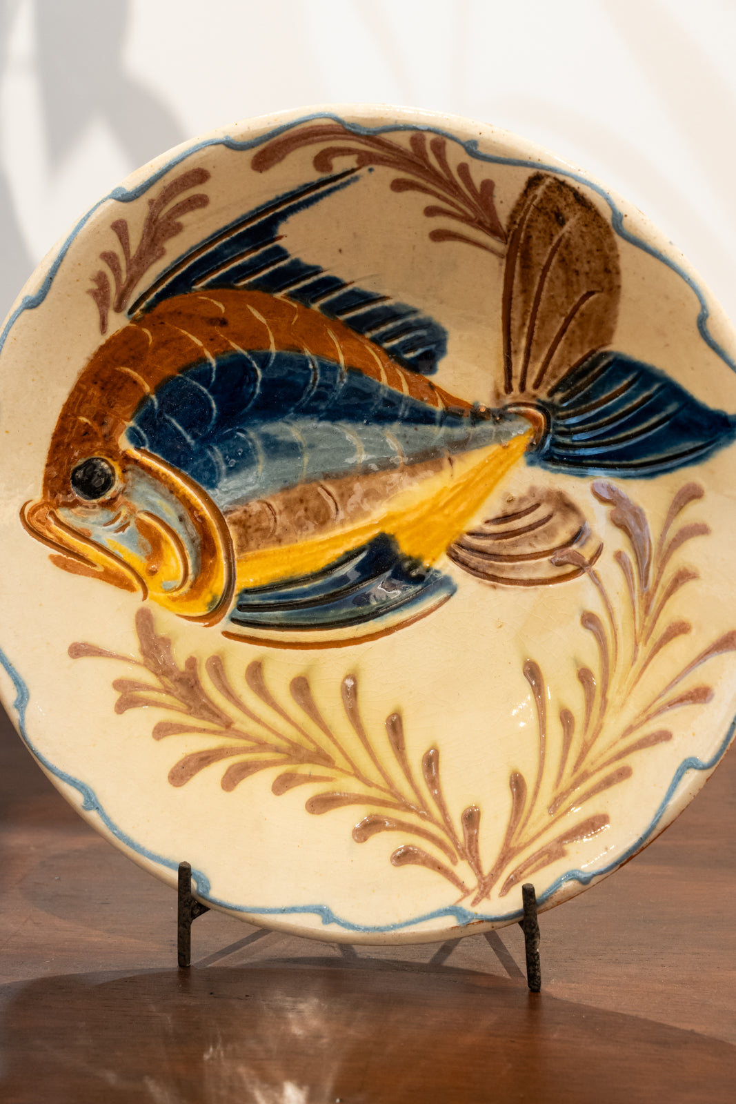 Deux assiettes en céramique émaillée