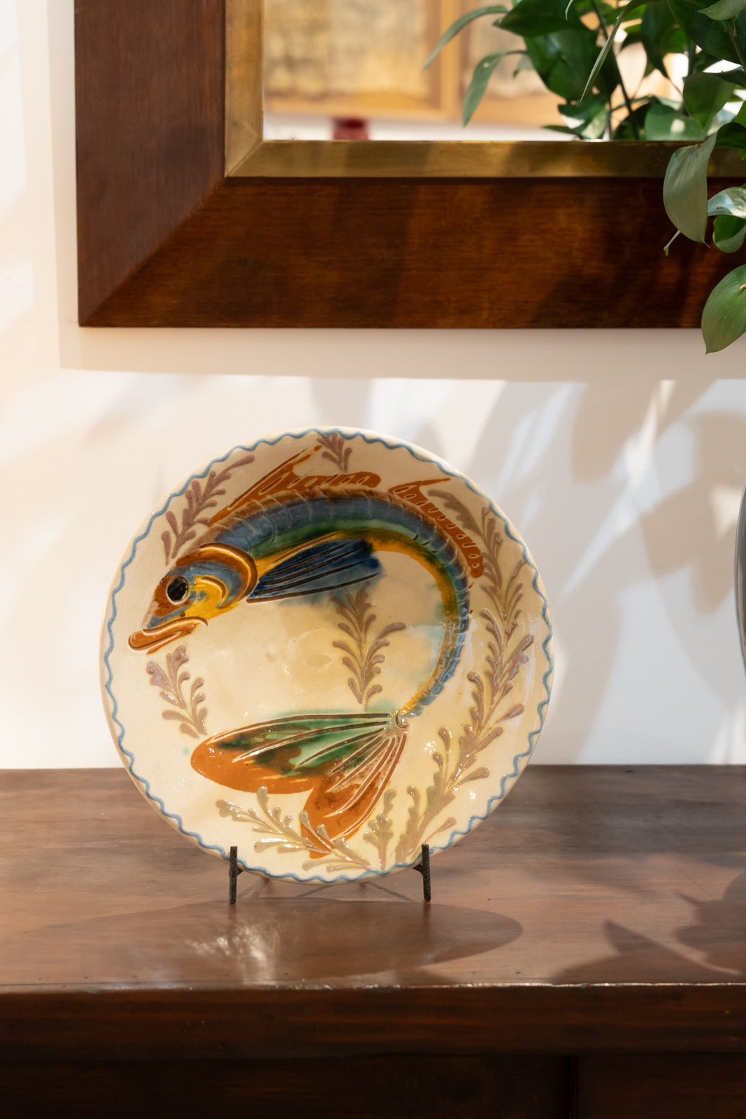 Deux assiettes en céramique émaillée