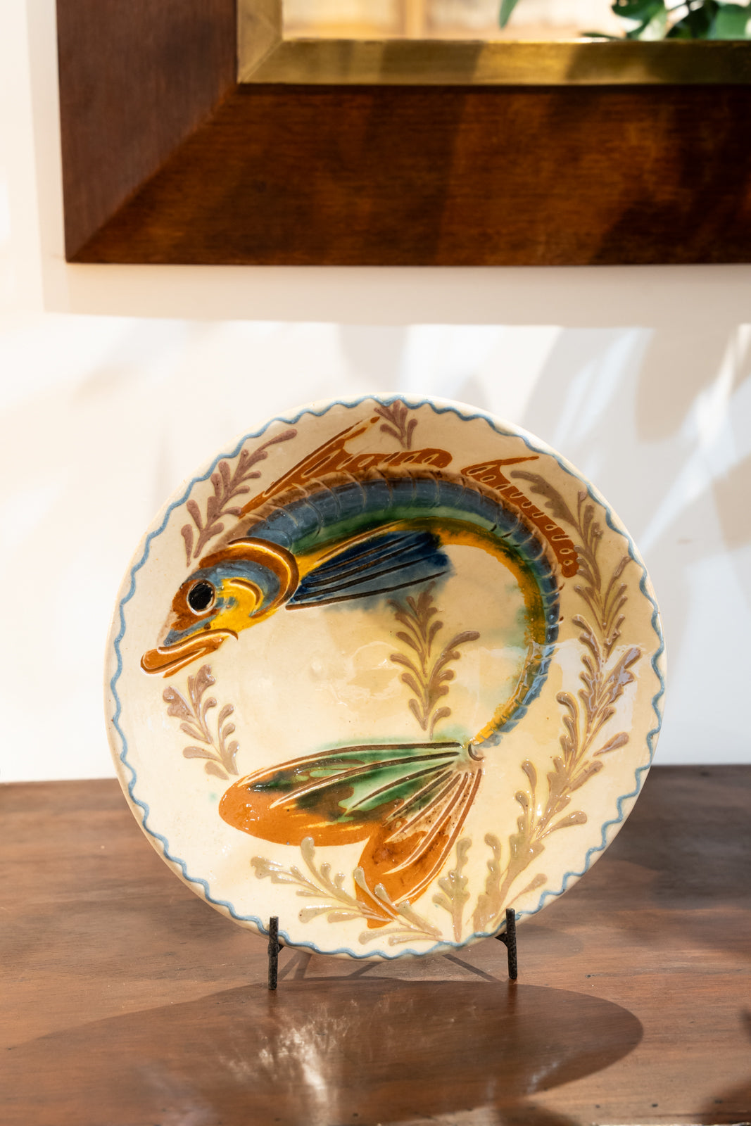 Deux assiettes en céramique émaillée