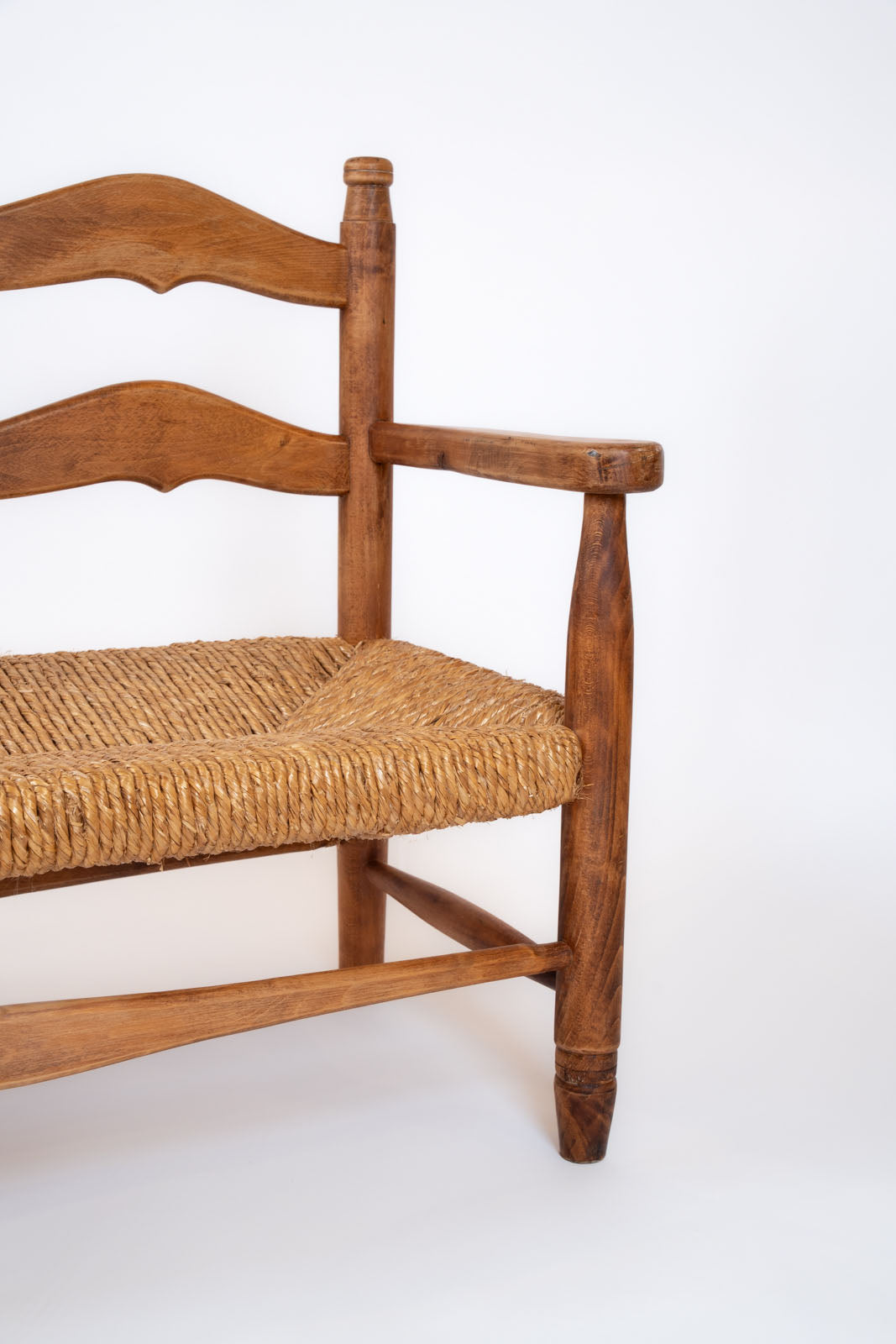 Banco de roble y asiento de paja