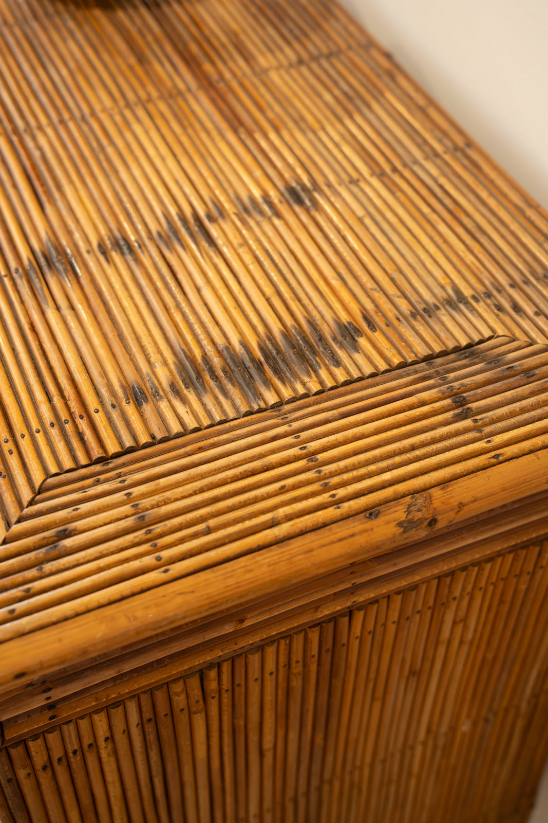 Mueble bufé de bambú y ratán