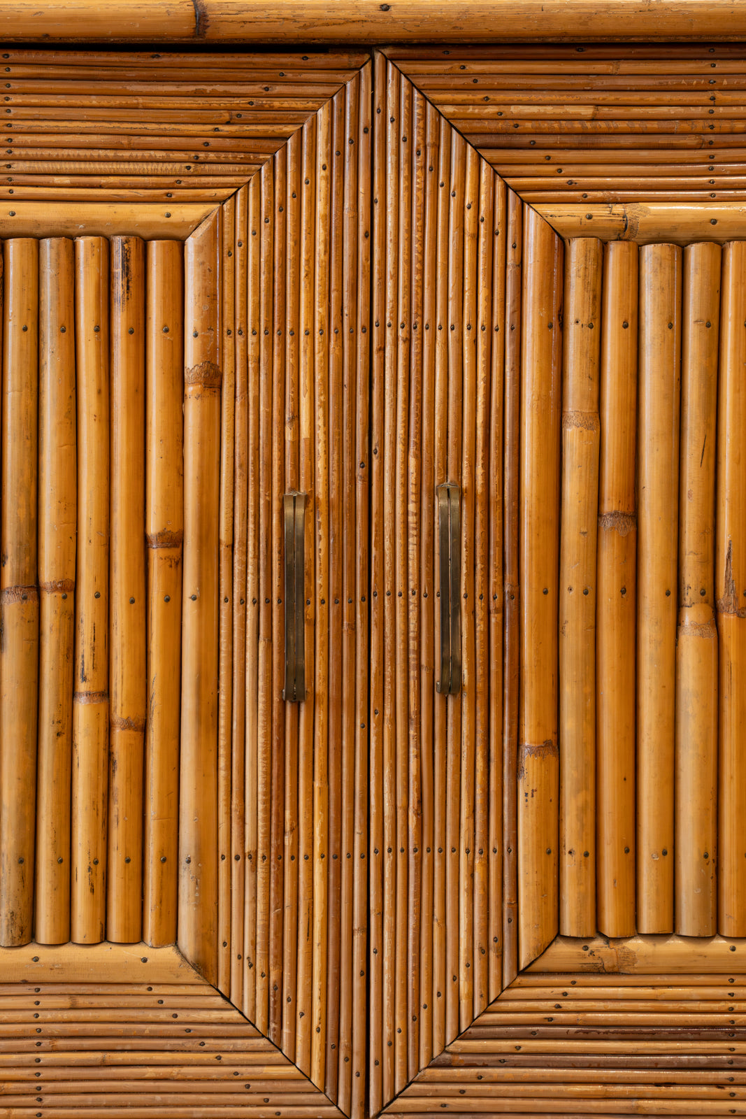 Mueble bufé de bambú y ratán