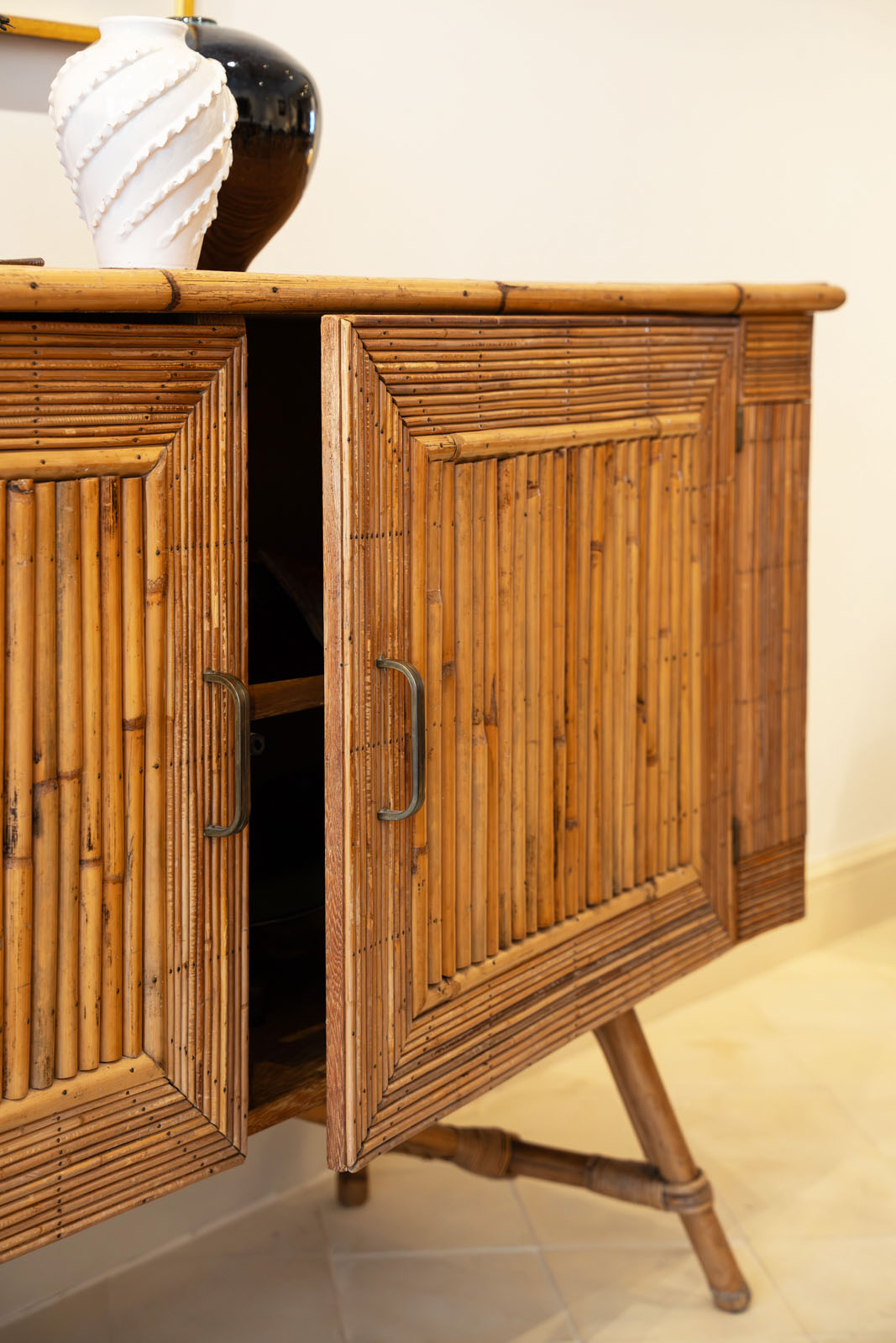 Mueble bufé de bambú y ratán