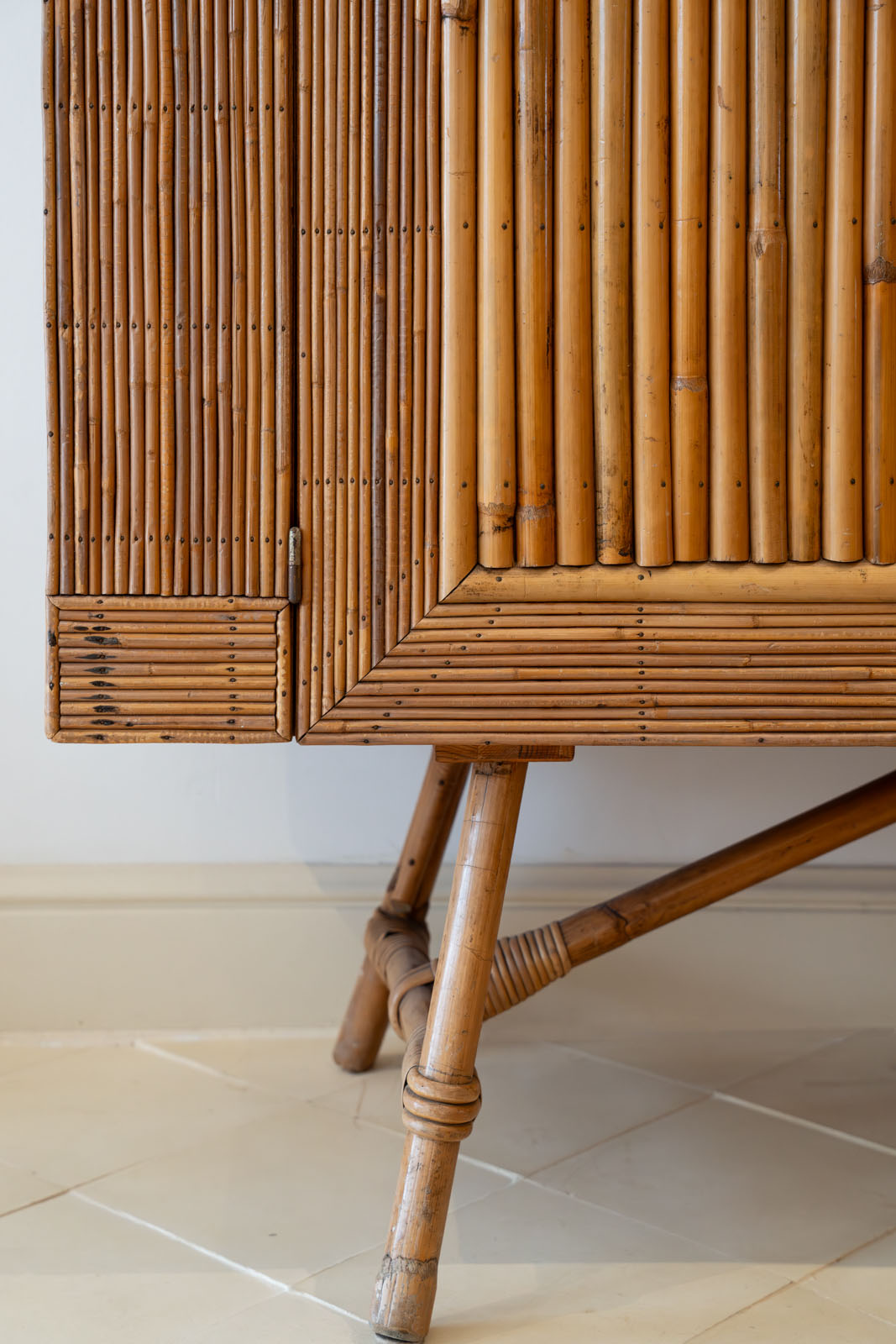 Mueble bufé de bambú y ratán