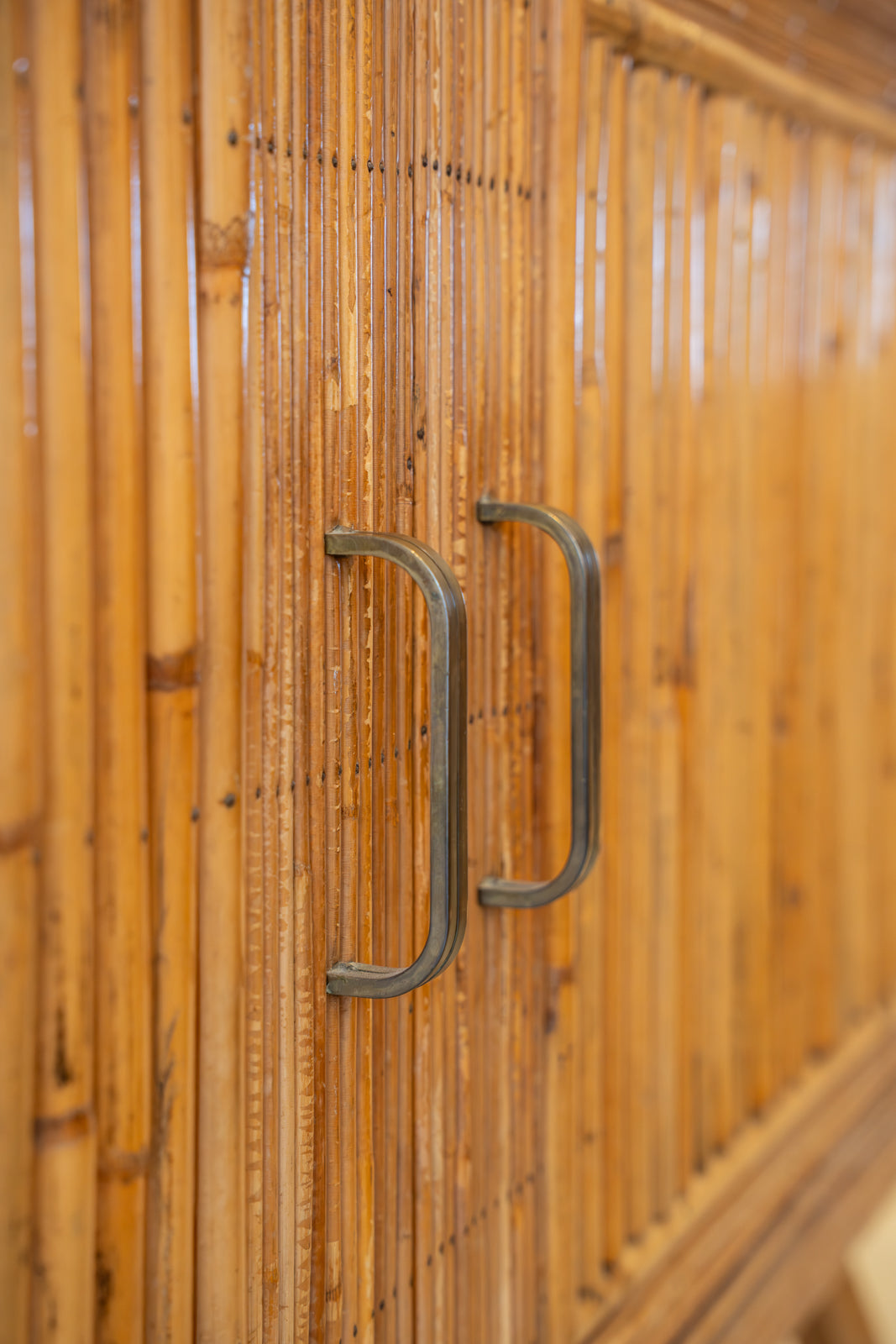 Mueble bufé de bambú y ratán