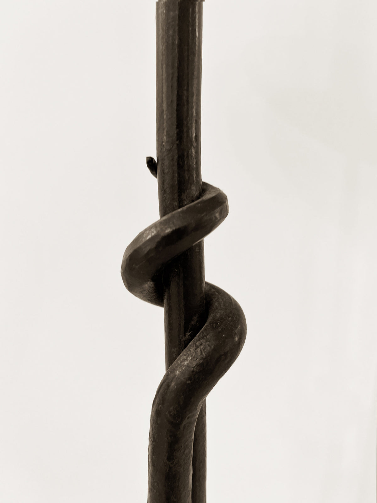 Candelabro alto de hierro forjado