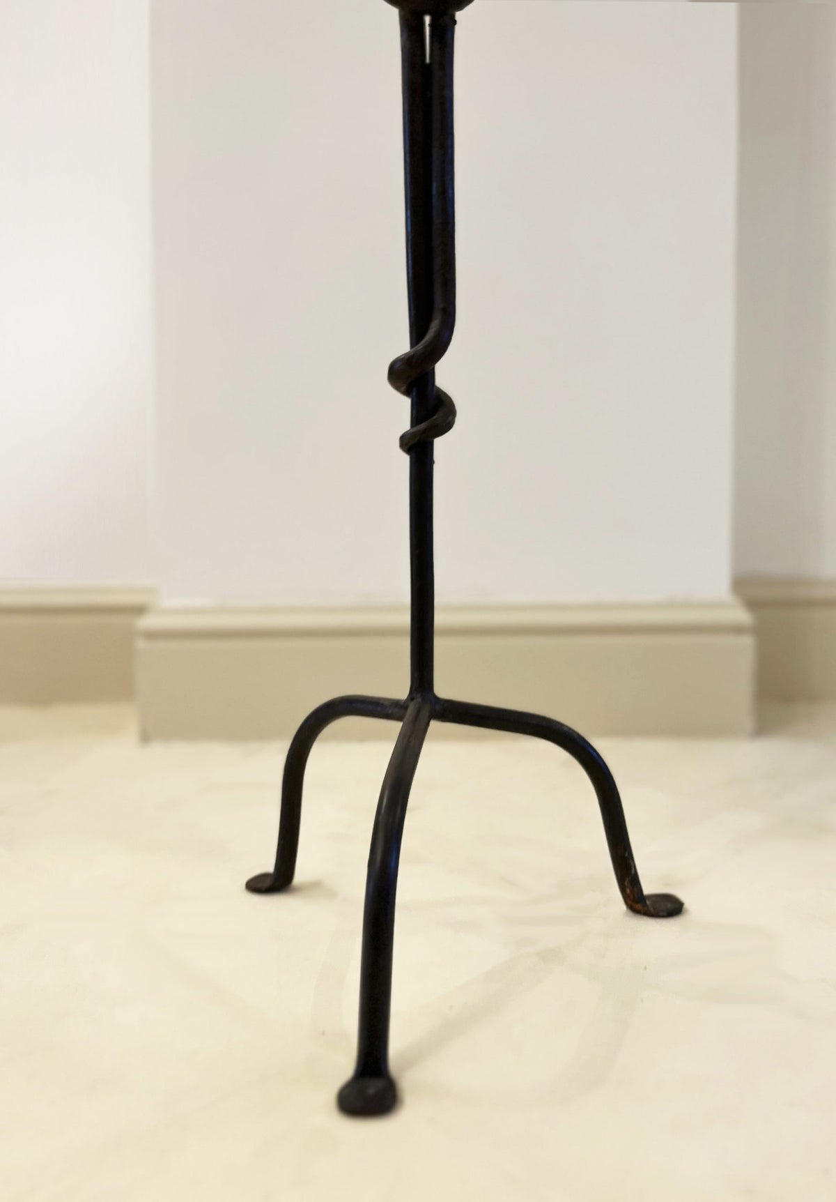 Candelabro alto de hierro forjado