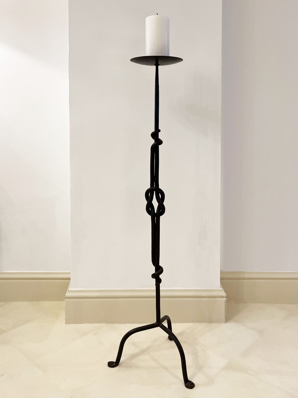 Candelabro alto de hierro forjado