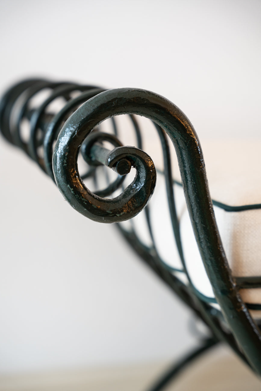 Paire de tabourets en fer forgé vert