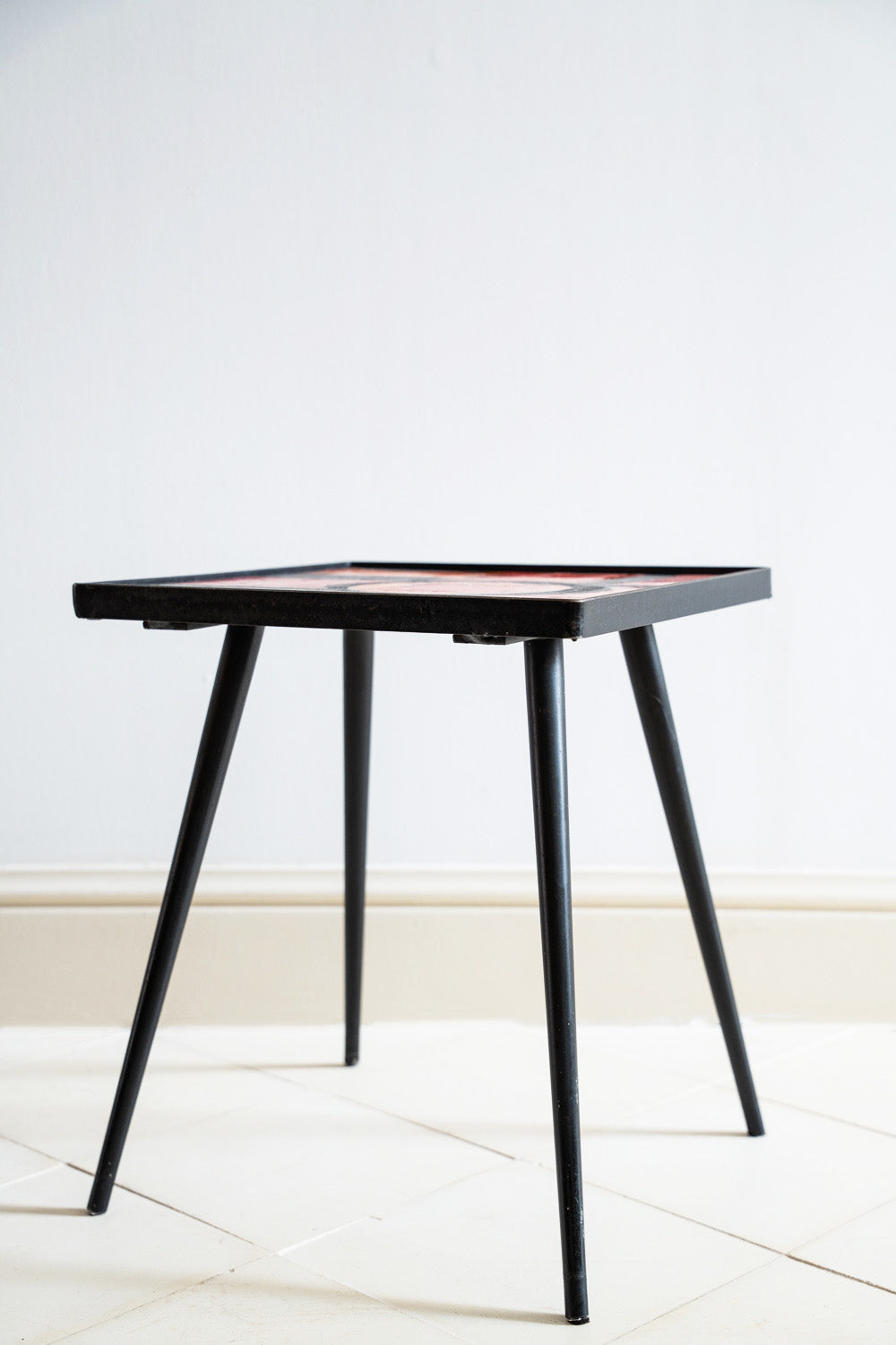 Petite table au plateau en céramique émaillée