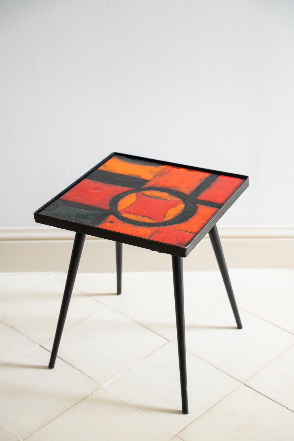 Petite table au plateau en céramique émaillée