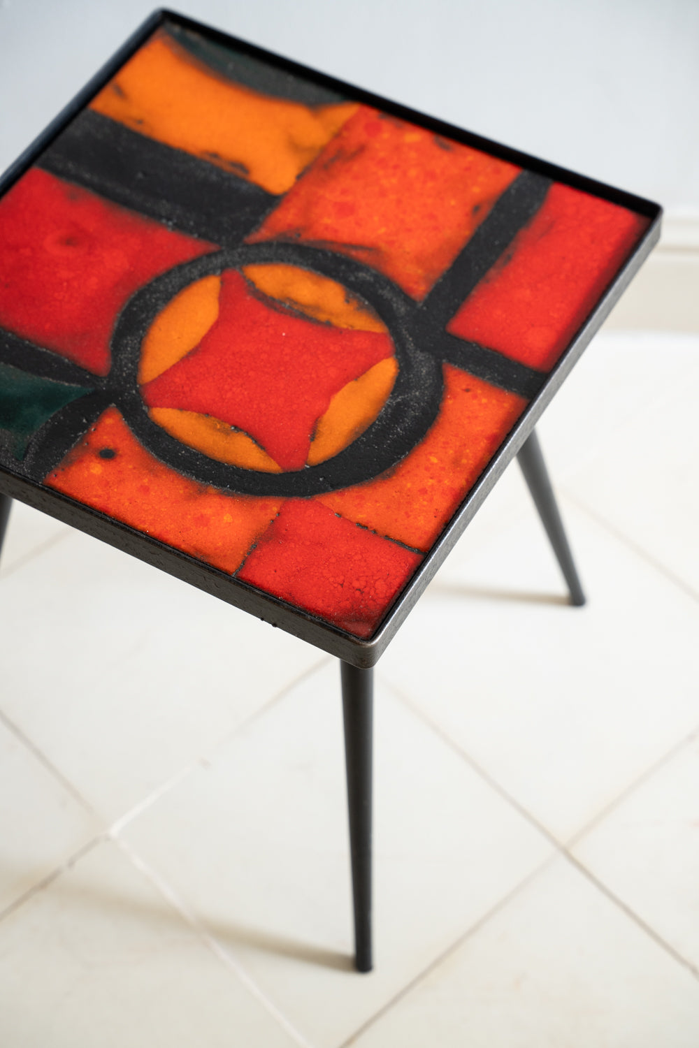 Petite table au plateau en céramique émaillée