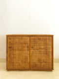 Pequeño mueble bufé de ratán y bambú