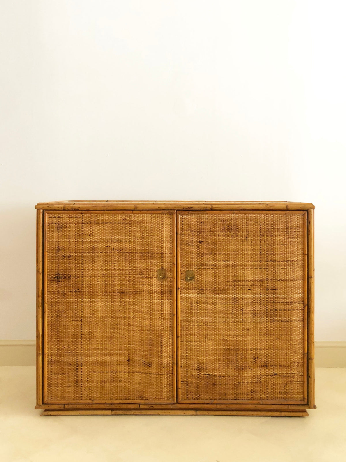 Pequeño mueble bufé de ratán y bambú
