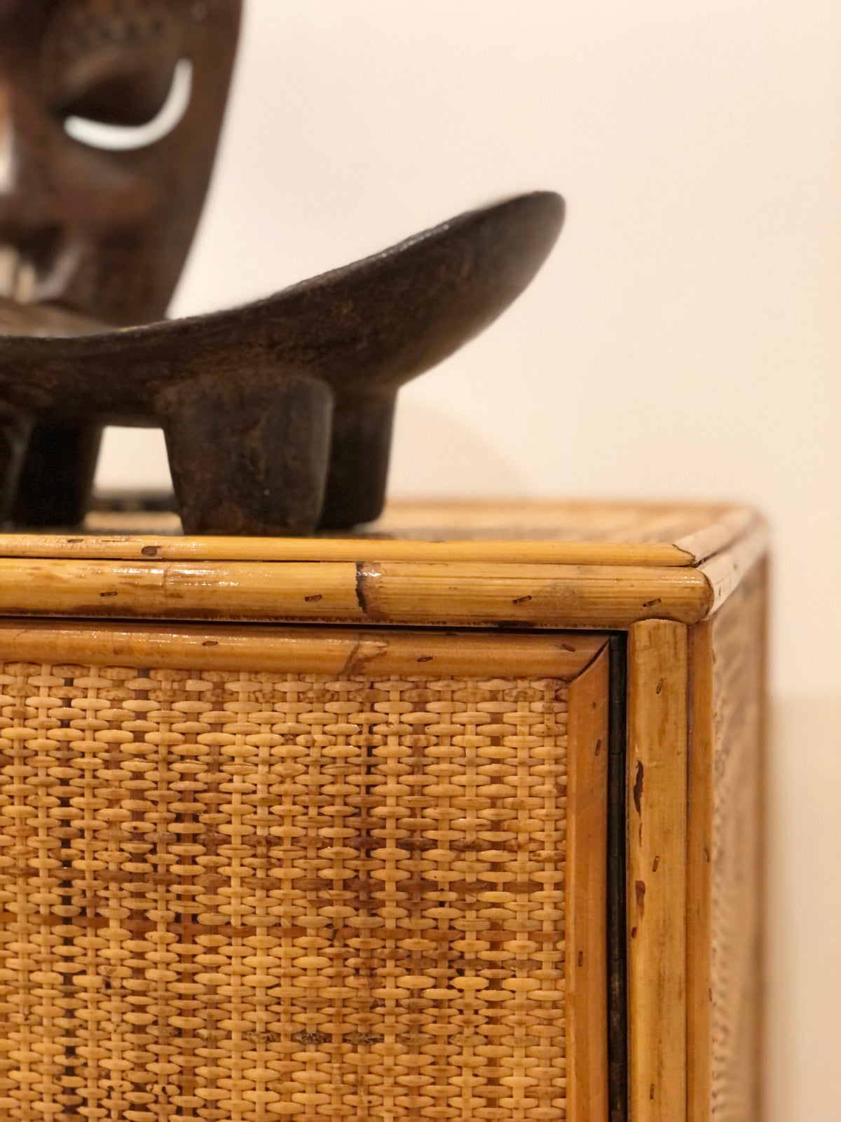 Pequeño mueble bufé de ratán y bambú