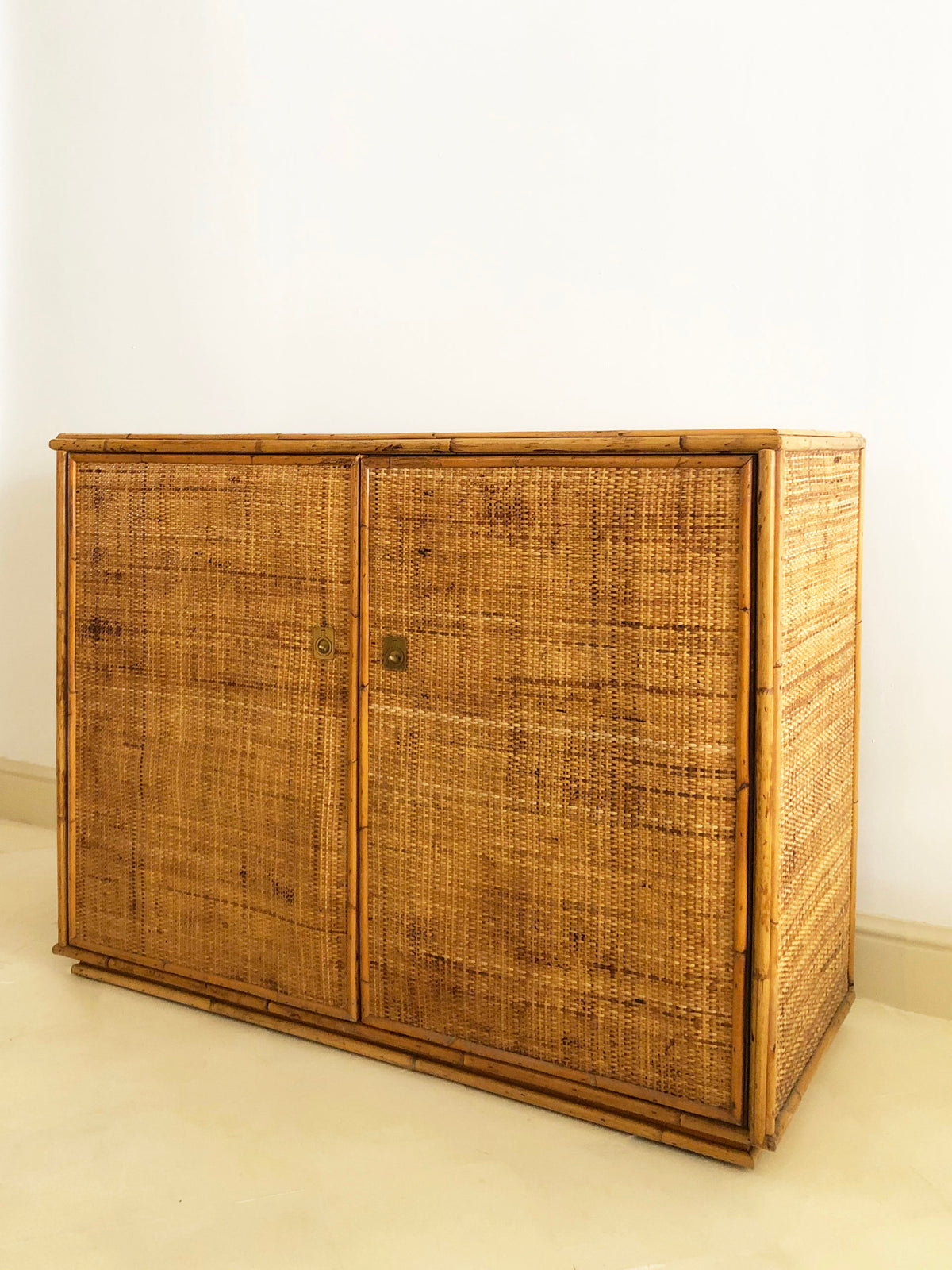 Pequeño mueble bufé de ratán y bambú