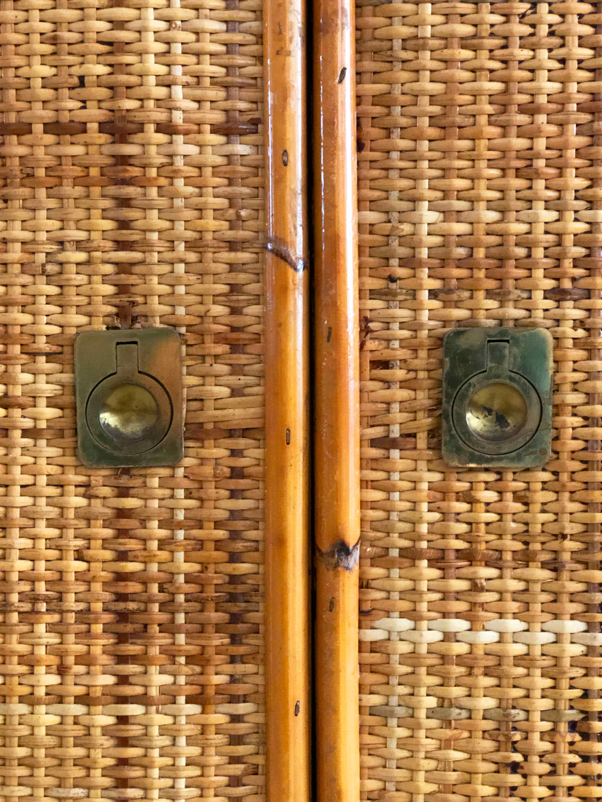 Pequeño mueble bufé de ratán y bambú