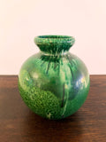 Vase rond en céramique émaillée vert