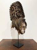 Masque-heaume tribal en bois sculpté