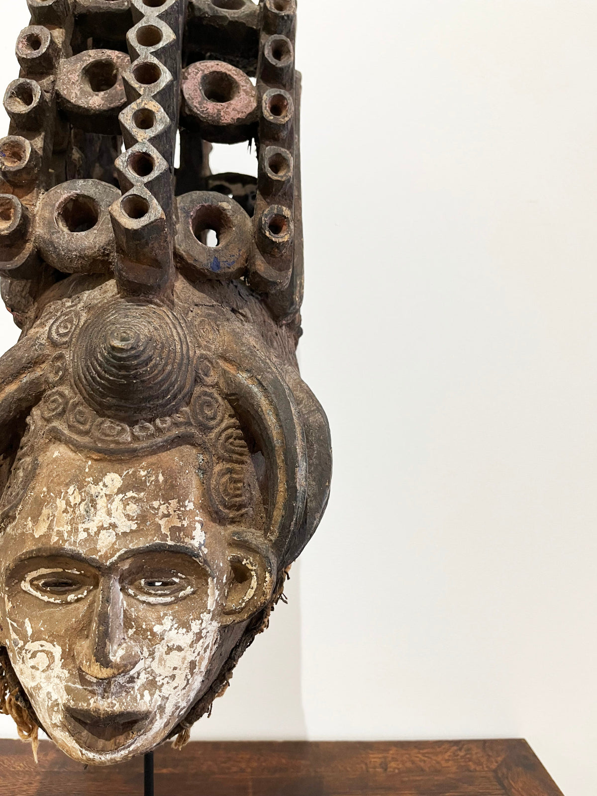 Masque-heaume tribal en bois sculpté