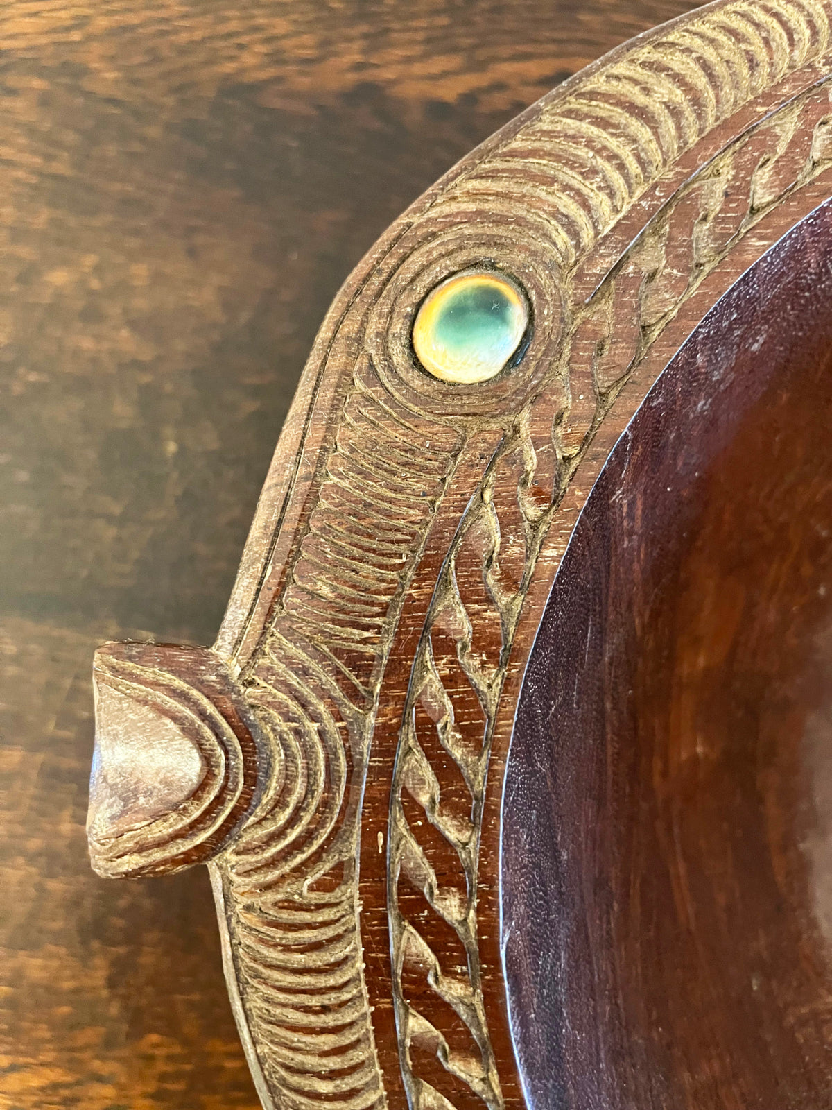 Cuenco de madera tallada