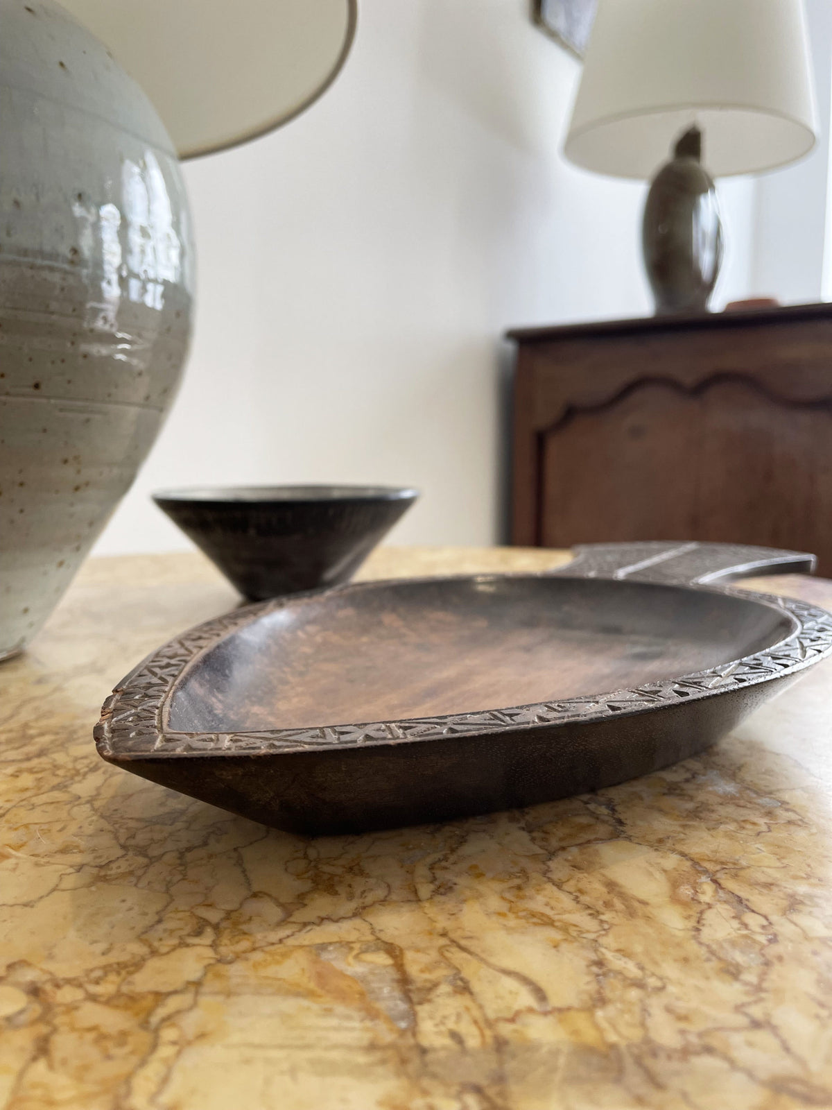 Coupe en bois sculptée en forme de poisson