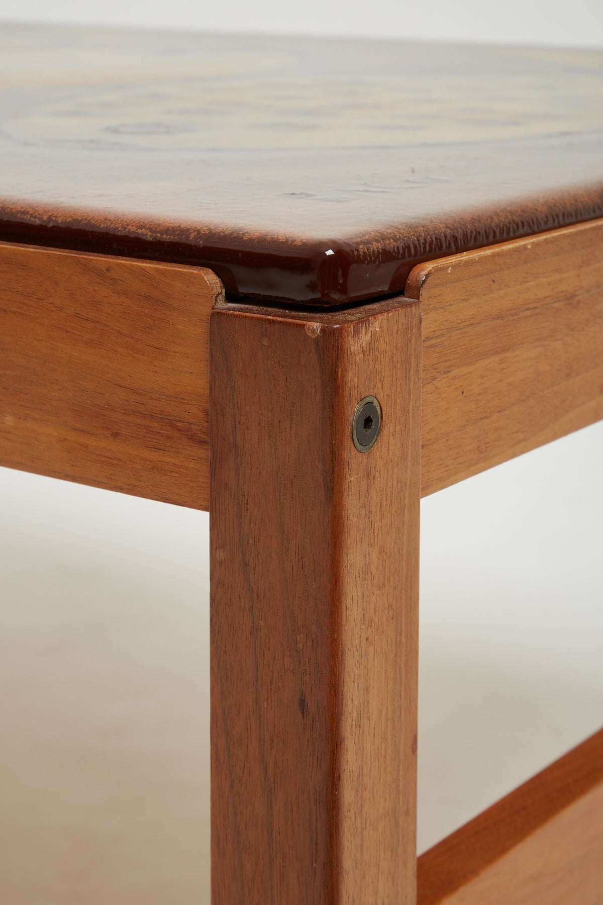 Mesa de café con sobre de metal esmaltado a mano