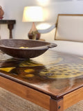 Mesa de café con sobre de metal esmaltado a mano