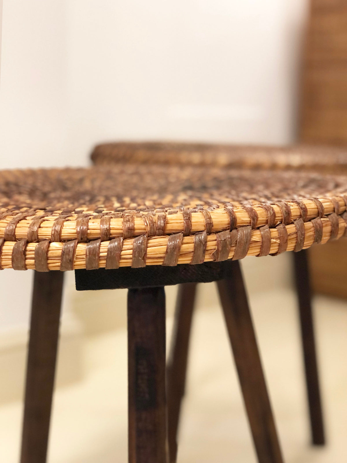 Paire de tables en hêtre et paille tressée
