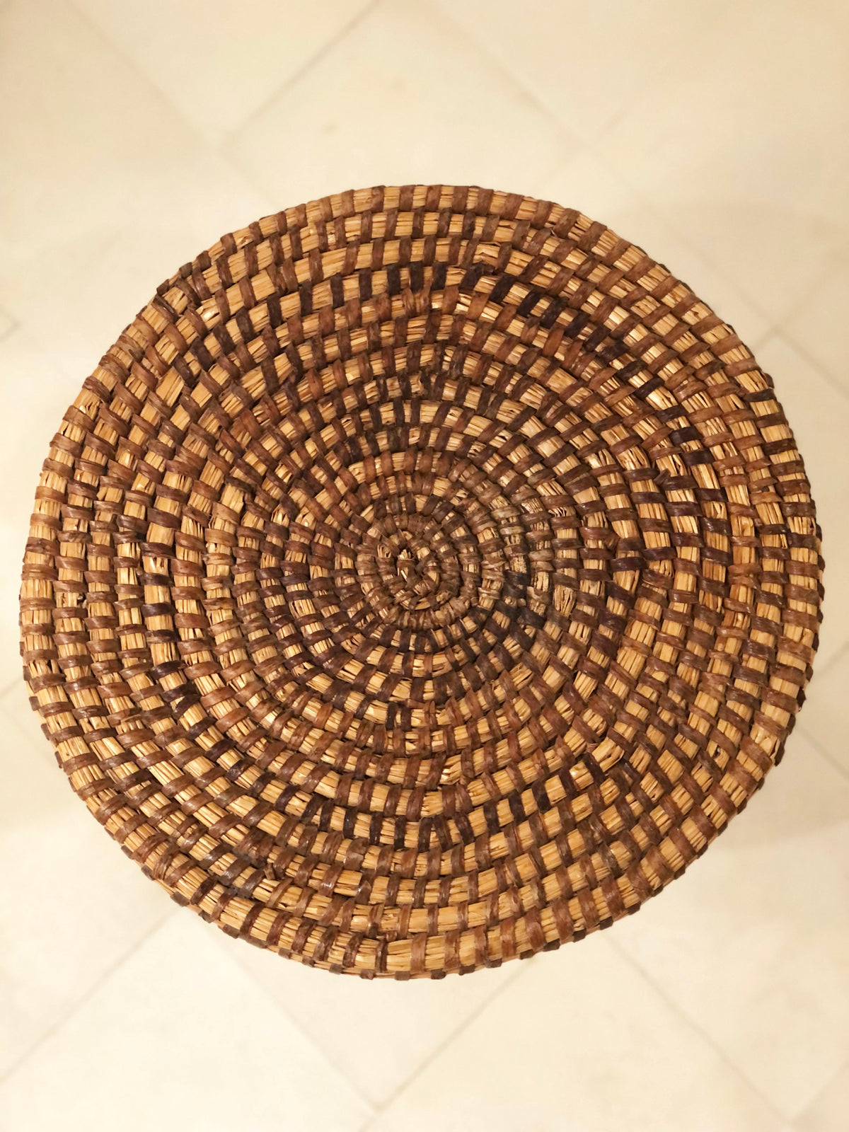Paire de tables en hêtre et paille tressée