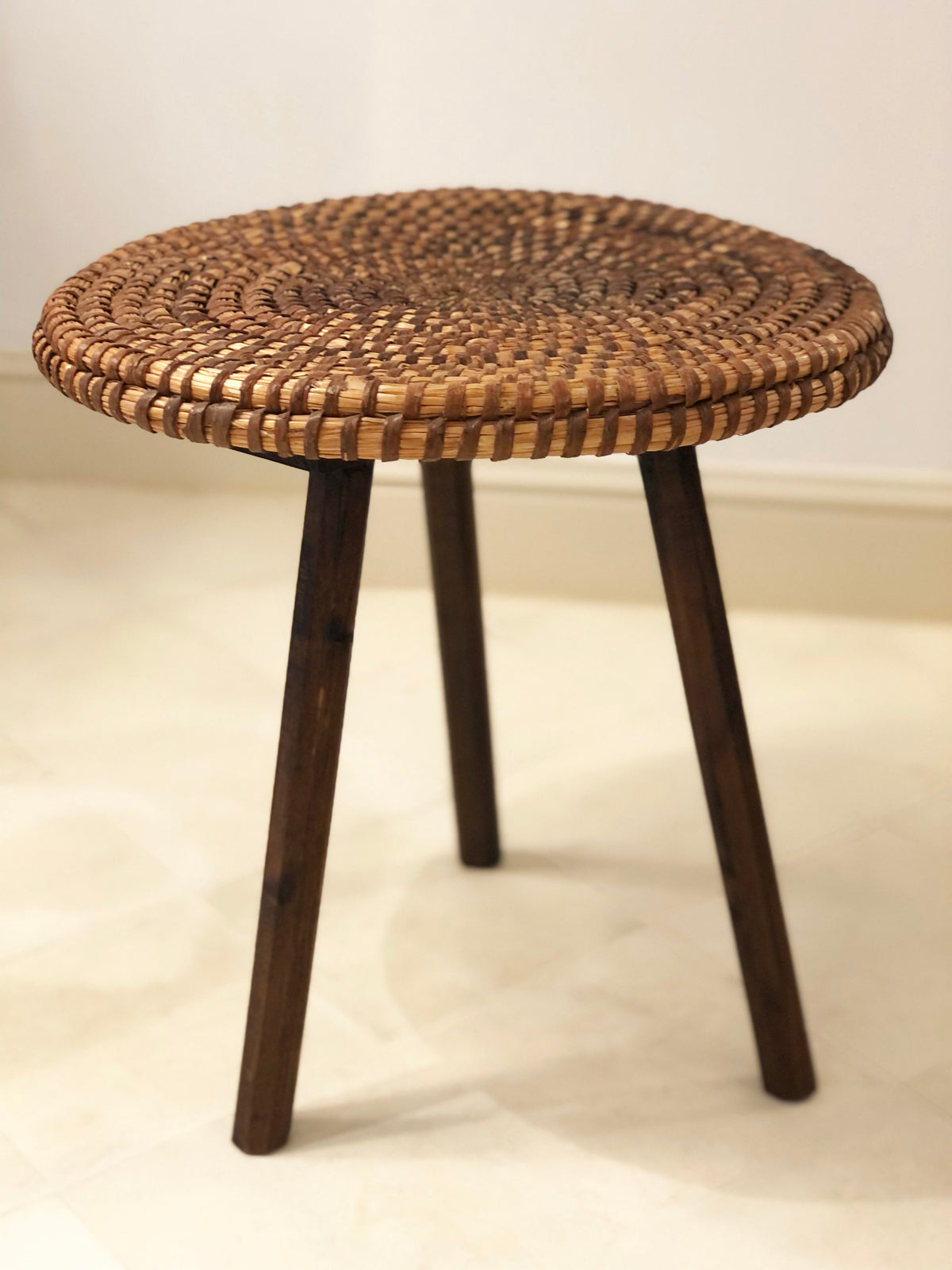 Paire de tables en hêtre et paille tressée