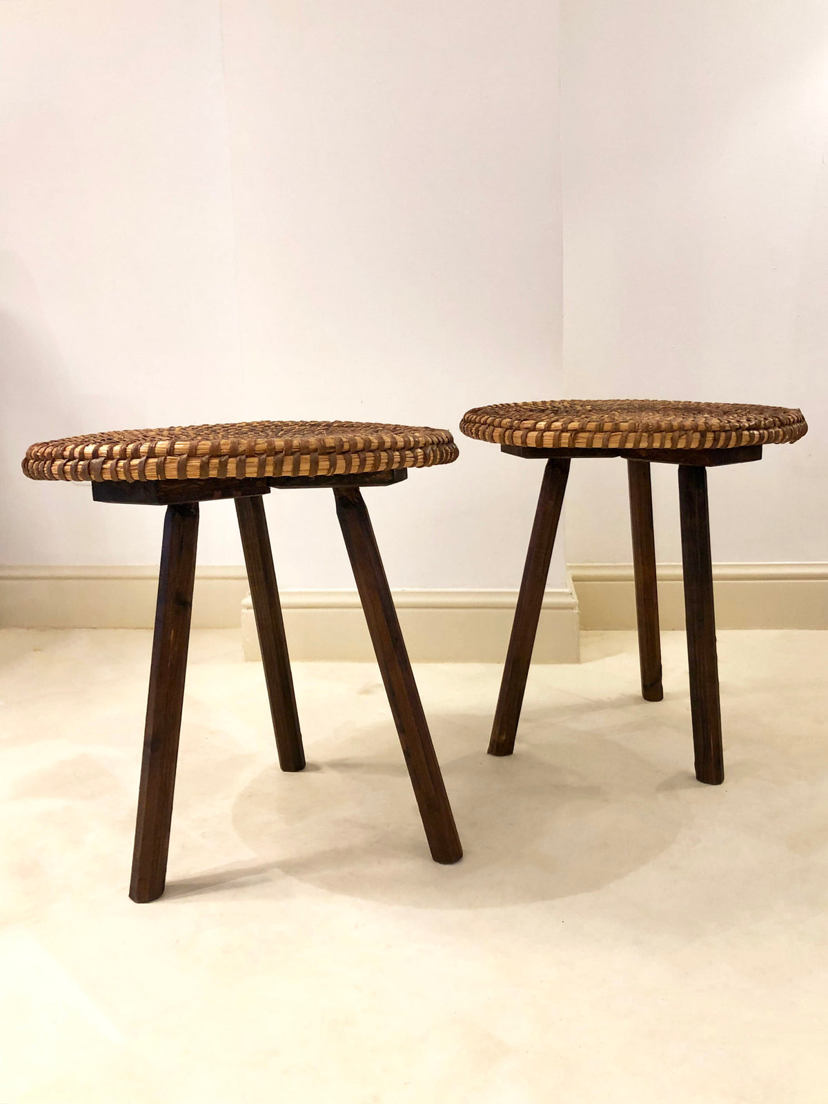Paire de tables en hêtre et paille tressée