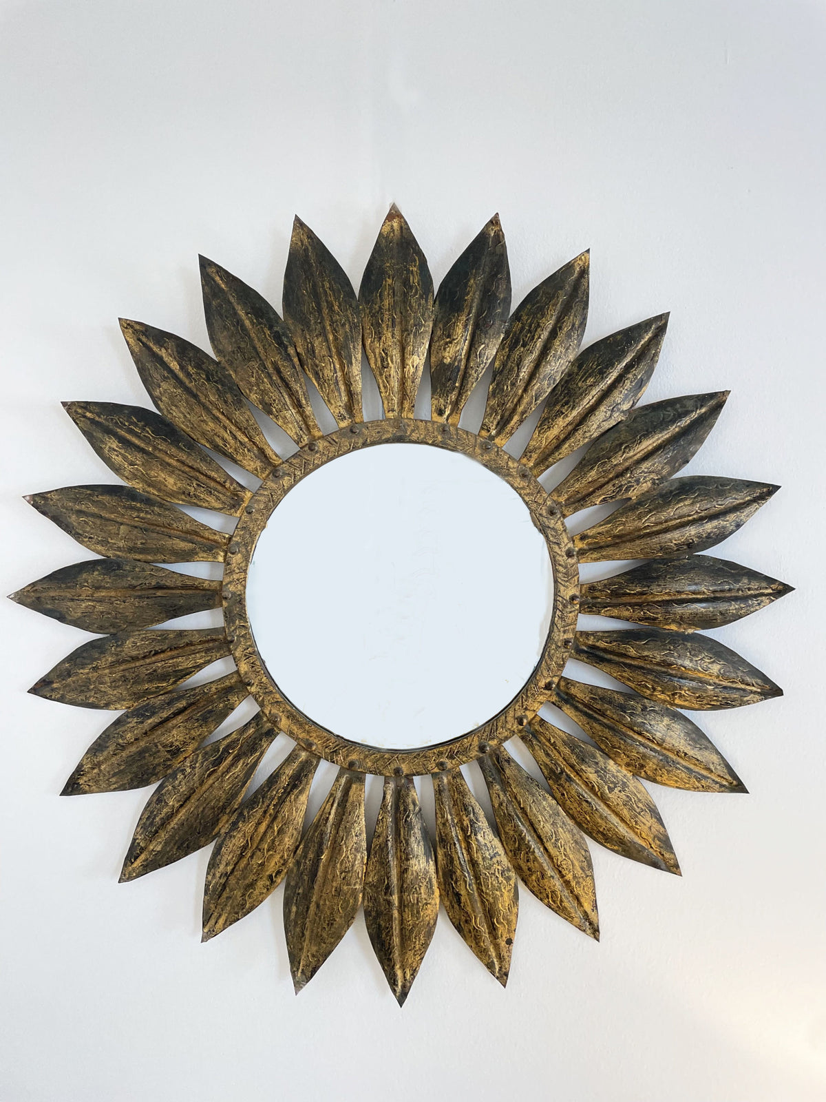 Circular mirror with leaf-shaped spokes