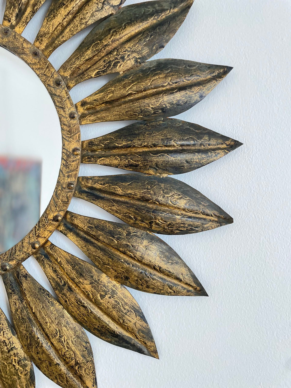 Circular mirror with leaf-shaped spokes