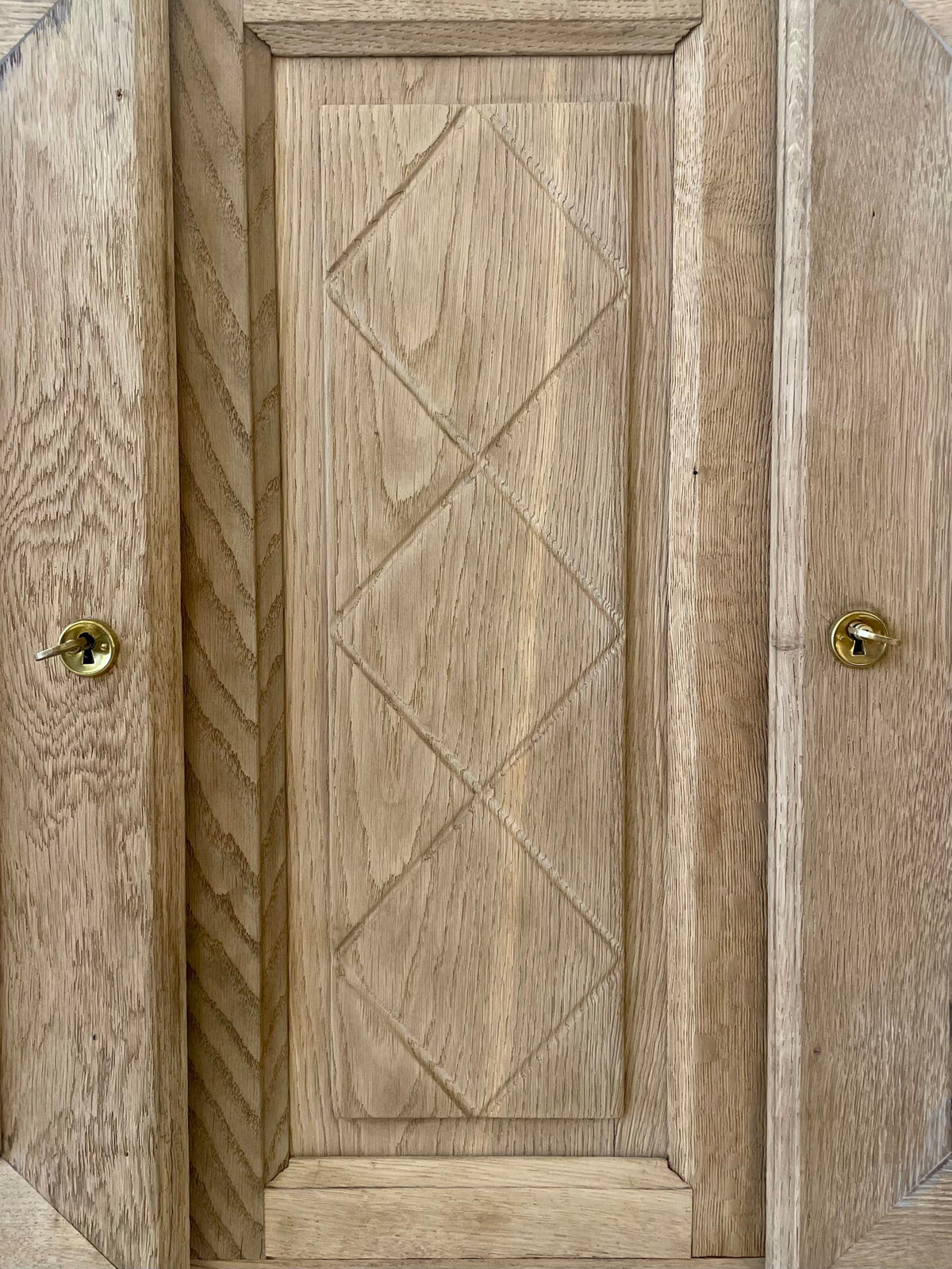 Mueble bufé de roble pulido