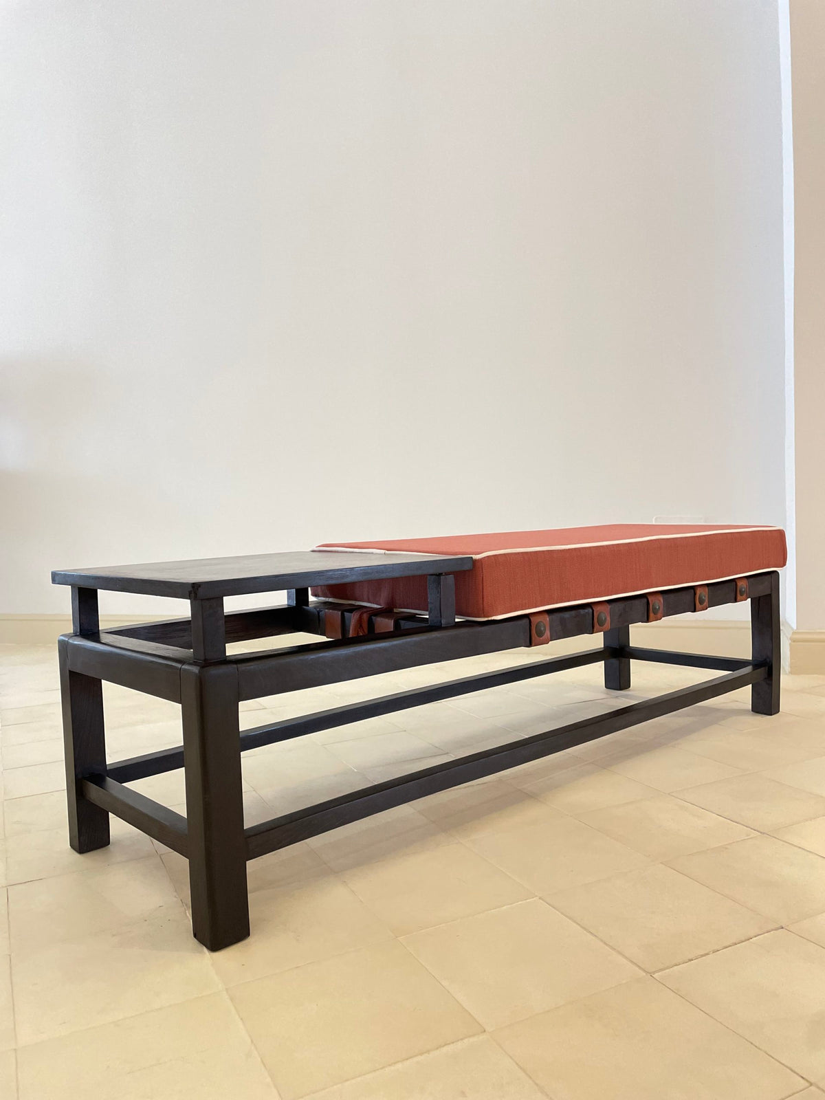 Banc en hêtre teinté et lanières de cuir