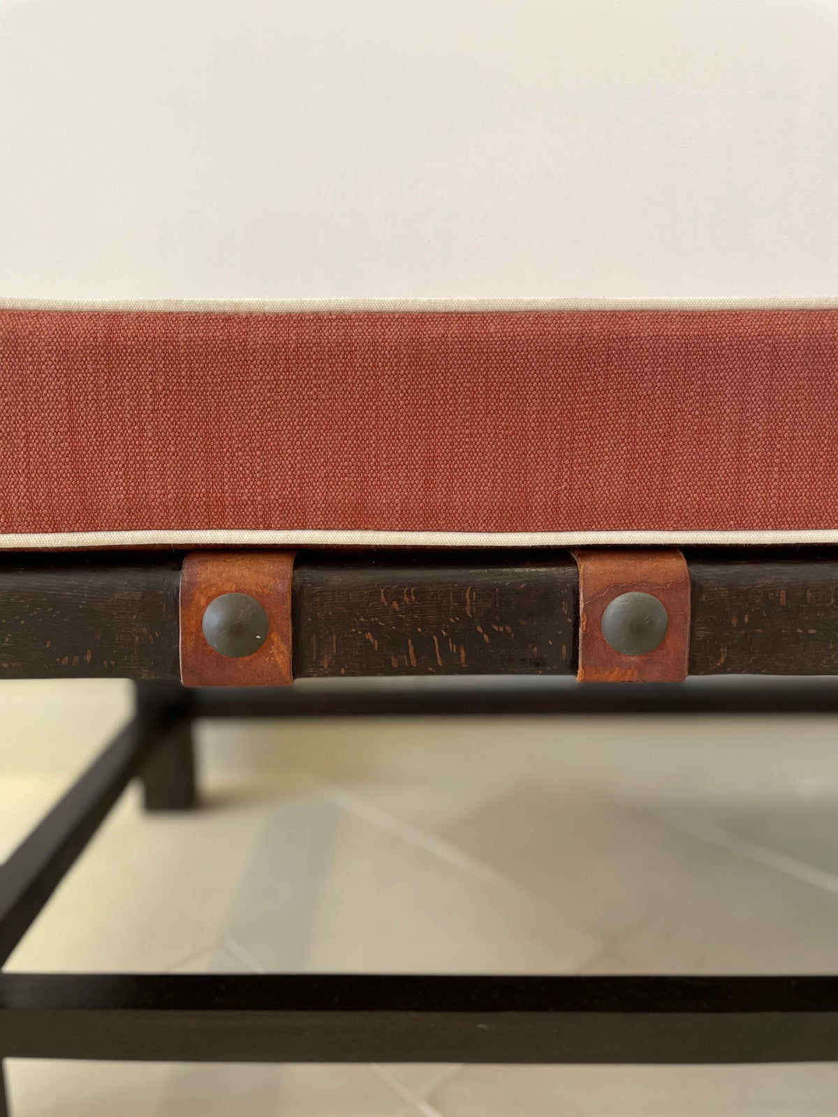 Banc en hêtre teinté et lanières de cuir