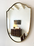 Miroir en laiton en forme d’écusson